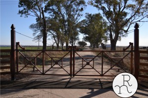 imagen tranqueras y portones de madera para campos establecimientos y estancias