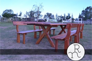 foto mesa con bancos de madera dura